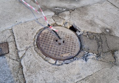 Капак на шахта потроши предницата на лъскава кола в Пловдив, водачът - със сериозен иск към Общината