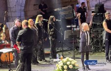 Магията на Лили Иванова: Стотици пловдивчани запяха с примата на Античния театър ВИДЕО