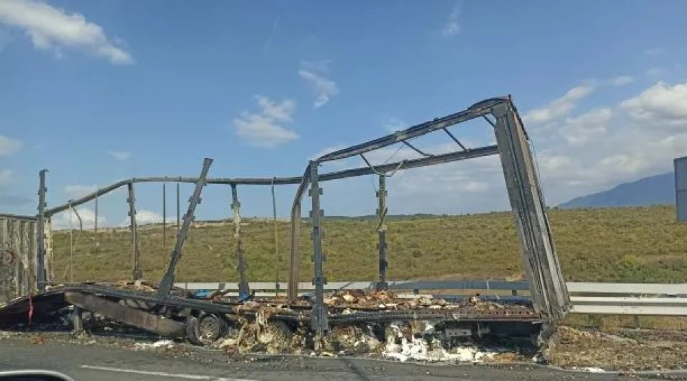 Камион се запали на АМ „Струма“ и блокира движението