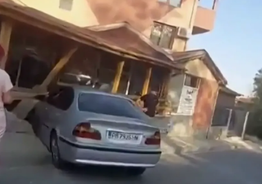 Кола се заби в кафене в Асеновград