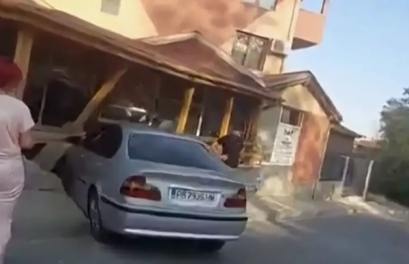 Кола се заби в кафене в Асеновград