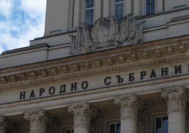 Правителството оцеля и след петия вот на недоверие