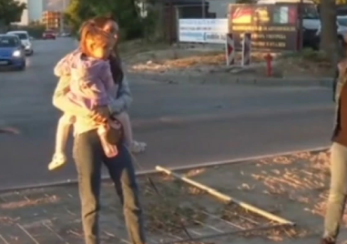 Родители с деца ежедневно пресичат опасно по бул. “Александър Стамболийски“ заради липса на пешеходна пътека