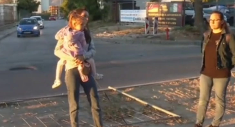 Родители с деца ежедневно пресичат опасно по бул. “Александър Стамболийски“ заради липса на пешеходна пътека