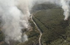 Овладяха ситуацията с големия пожар над Горнослав, ток обаче все още няма