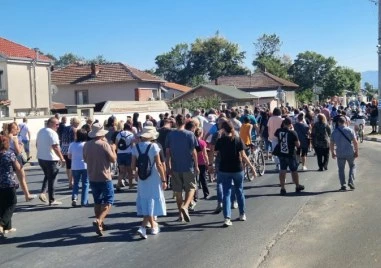 Протестиращи затвориха пътя Пловдив- Карлово, искат редовен транспорт