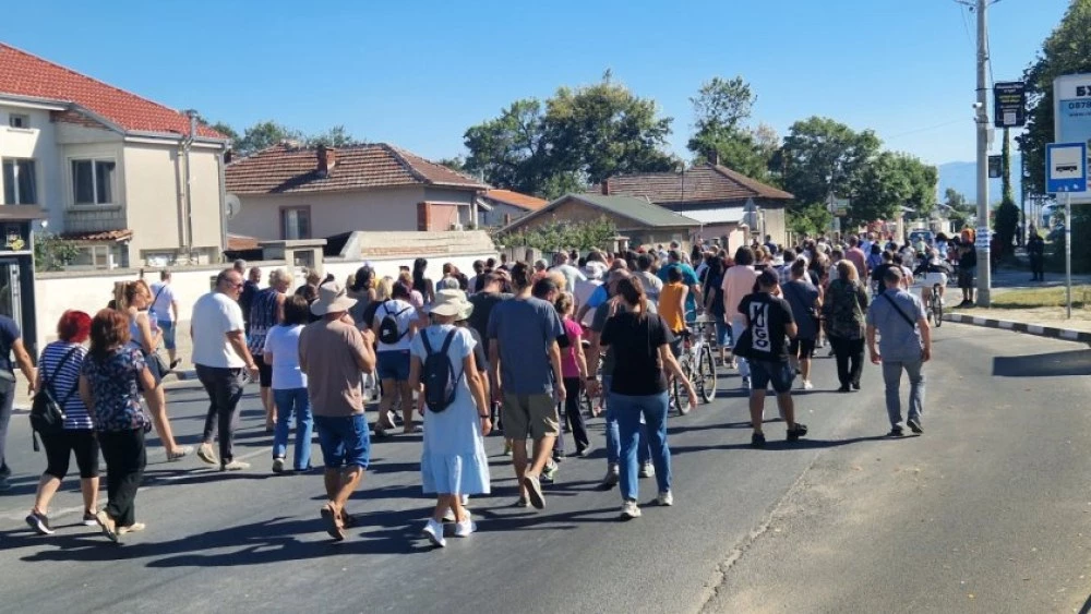Протестиращи затвориха пътя Пловдив- Карлово, искат редовен транспорт