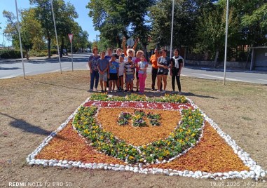 Деца помогнаха за създаването на герб от цветя в Брезово