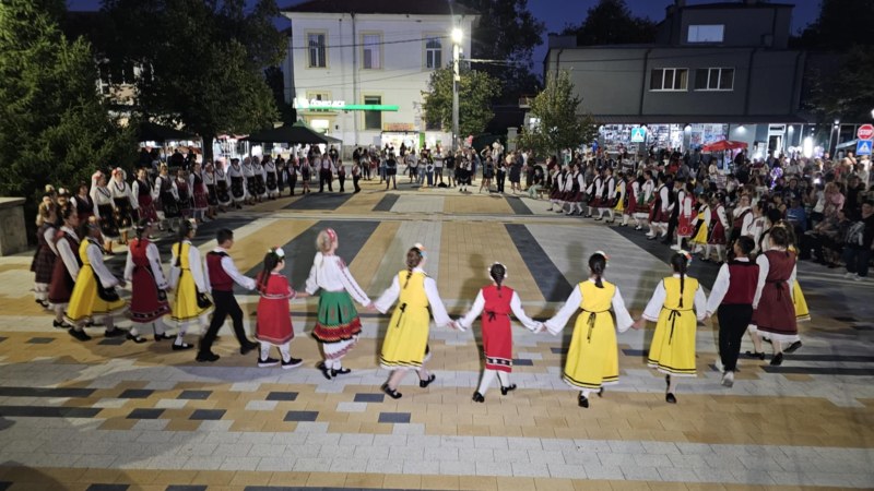 С много емоции, веселие и богата програма Брезово посрещна празника си