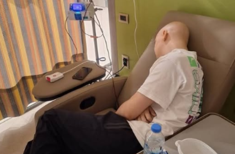 Виктор продължава борбата с болестта и има нужда от помощ