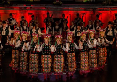 Ансамбъл „Тракия“ празнува юбилеи на свои артисти с „Четири пътеки – една сцена“