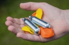 Жестока глоба за бензиностанция в Първомай, продали райски газ на ученици