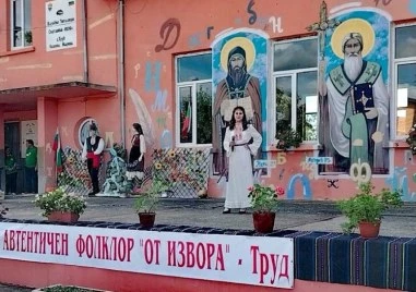 Над 300 певци и танцьори взеха участие в националния събор за автентичен фолклор „От извора“ в Труд