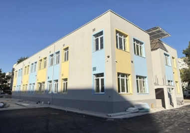 Обявена е поръчка за обзавеждане на новия корпус към ОУ „Яне Сандански“, базата ще е готова до края на годината