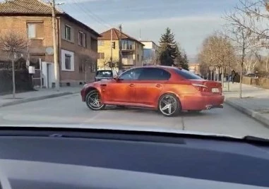 Поредна “опасност“ на пътя: Шофьор от Панагюрище дрифти на оживена улица, минава на червено ВИДЕО