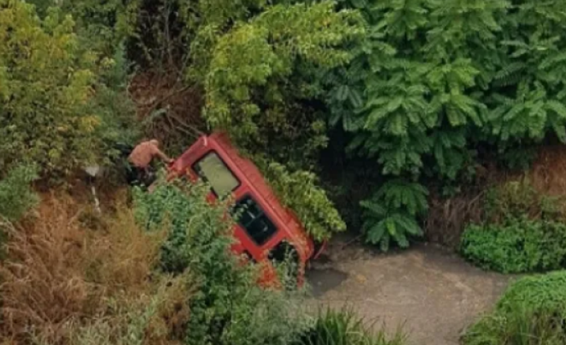 Бус с жена в него падна в дерето на река