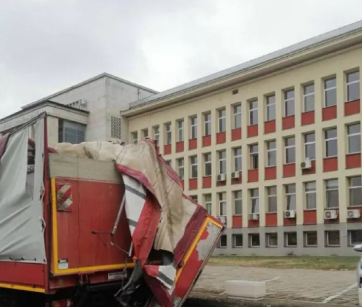 Пореден инцидент с камион, опитал да мине под жп моста на бул. „Копривщица“