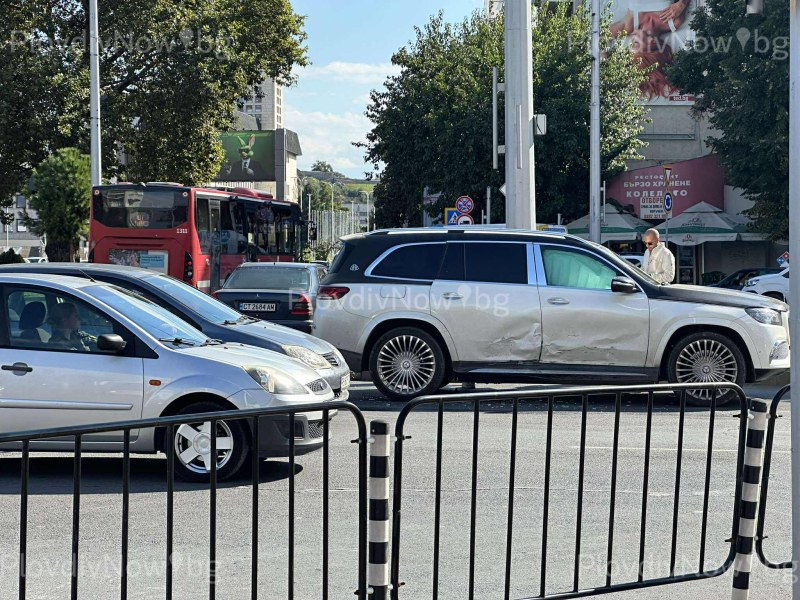 Мерцедес и Майбах се удариха в центъра на Пловдив