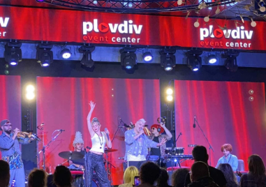 Иво Димчев и Нети с нов аранжимент на “Мила моя мамо“ в Plovdiv Event Center