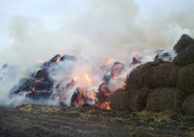 Пожар пламна край Ягодово, унищожи трактор и много бали слама
