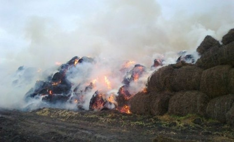Пожар пламна край Ягодово, унищожи трактор и много бали слама