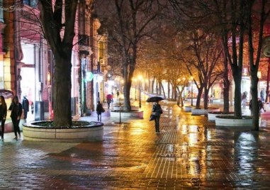 Петък в Пловдив - облачен, ветровит, дъждовен и хладен