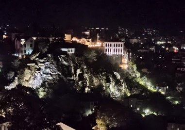 Засияха скалите под храма „Света Параскева“ в Стария град
