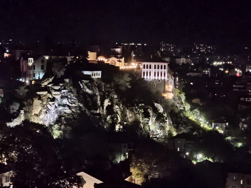 Засияха скалите под храма „Света Параскева“ в Стария град
