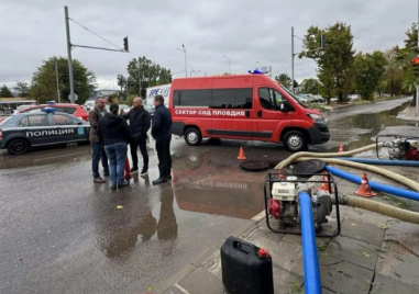 7 помпи от снощи изпомпват вода от кръстовище в “Южен“