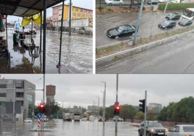 Десетки коли се оказаха блокирани във вода в Пловдив