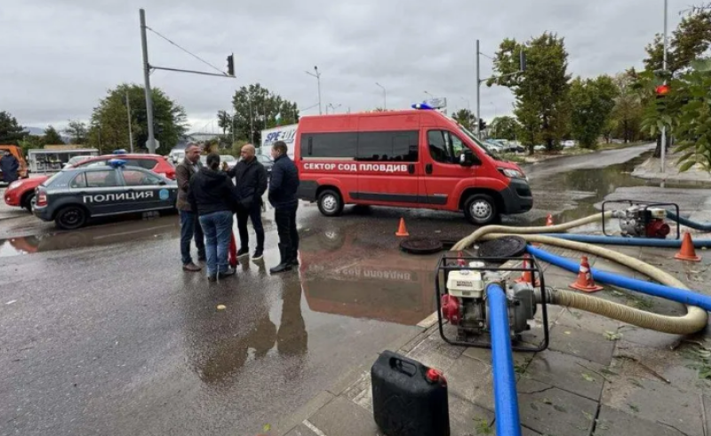 7 помпи от снощи изпомпват вода от кръстовище в “Южен“