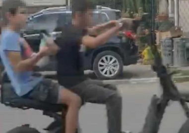 Опасно! Деца карат мотоциклет без номера в Кричим ВИДЕО
