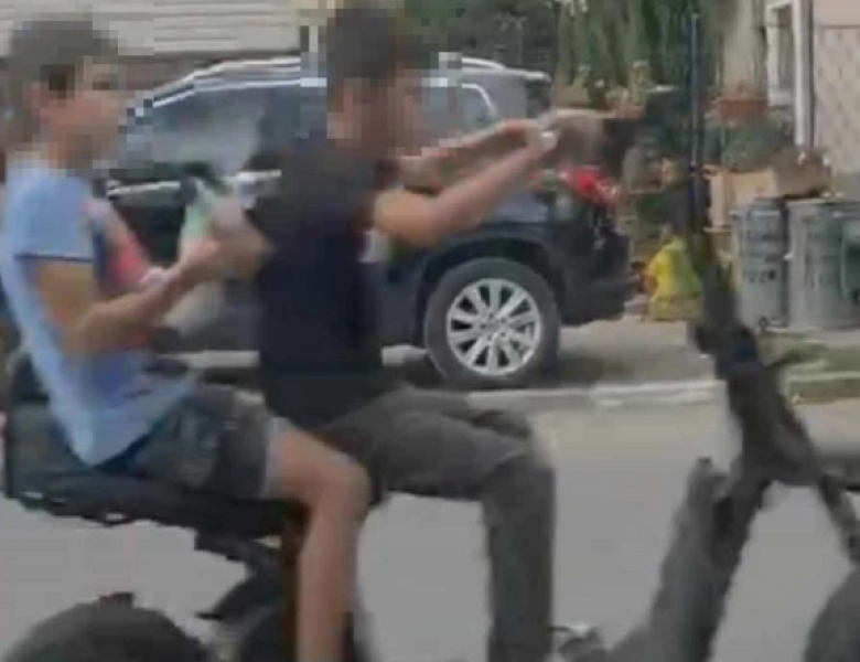 Опасно! Деца карат мотоциклет без номера в Кричим ВИДЕО