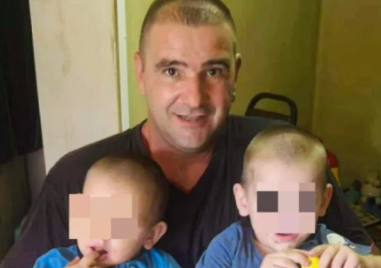 Самотен баща се бори за оцеляването на двете си деца