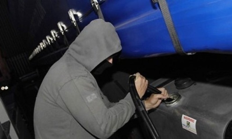 Спипаха криминално проявен да източва гориво в Раковски Спипаха криминално проявен да източва гориво в Раковски