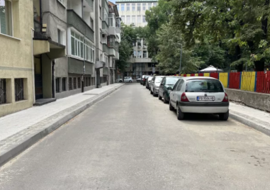 Вътрешна улица в центъра на Пловдив е без дъждопреносни шахти, строителите са ги асфалтирали