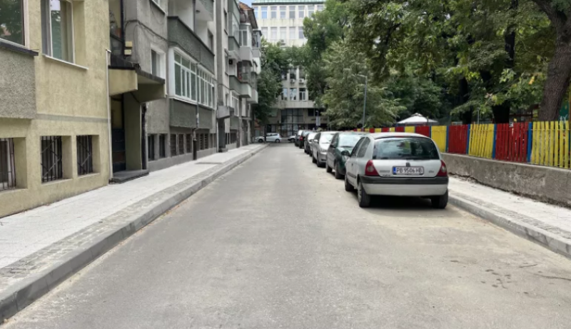 Вътрешна улица в центъра на Пловдив е без дъждопреносни шахти, строителите са ги асфалтирали