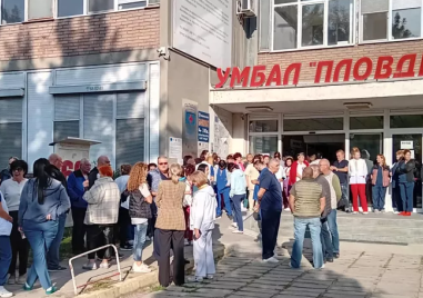 Над половината служители на УМБАЛ Пловдив се подписаха в подкрепа на д-р Генев, чакат среща с министъра