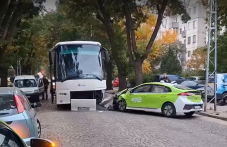 Такси и автобус се удариха сериозно в Кючука