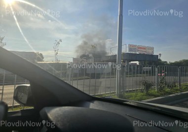 Горящи боклуци и гуми зад КАТ отново обгазиха Кършияха