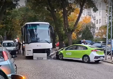 Такси и автобус се удариха сериозно в Кючука