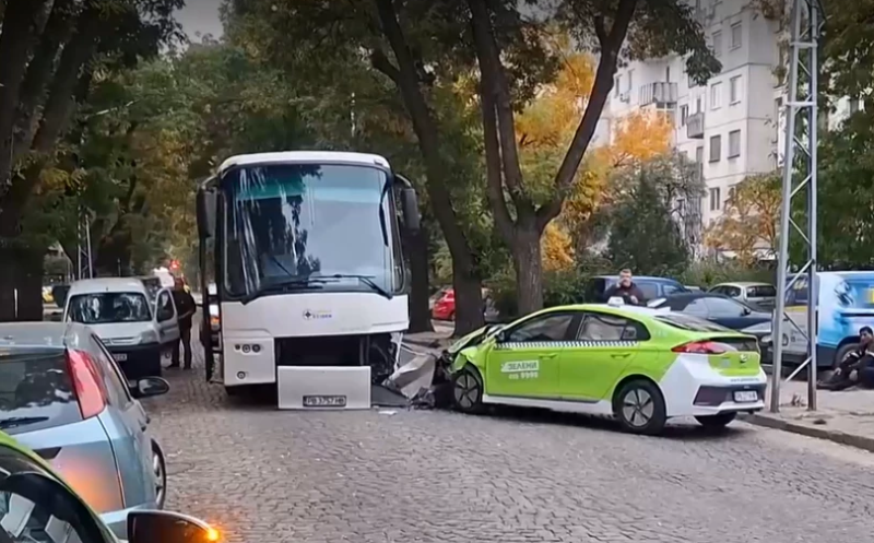 Такси и автобус се удариха сериозно в Кючука