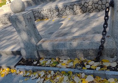 Вандали скъсаха веригата около паметника на Левски в Карлово, от Общината я оправиха