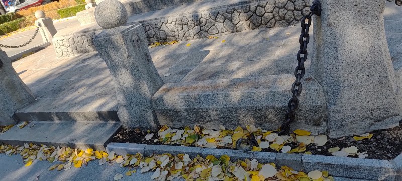 Вандали скъсаха веригата около паметника на Левски в Карлово, от Общината я оправиха