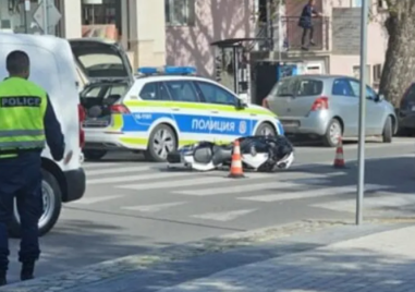 Мотор се заби в кола на ВиК в Карлово