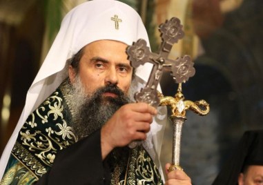 Стотици се стекоха в Бачковския манастир на литургията за патриарх Евтимий Търновски