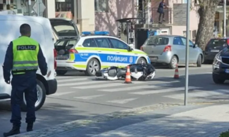 Мотор се заби в кола на ВиК в Карлово