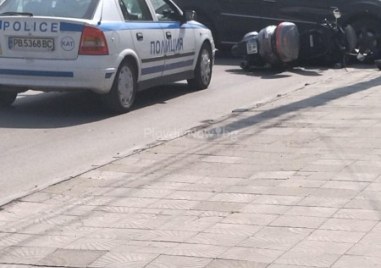 Кола и мотор се удариха на Коматевско шосе, има пострадал водач