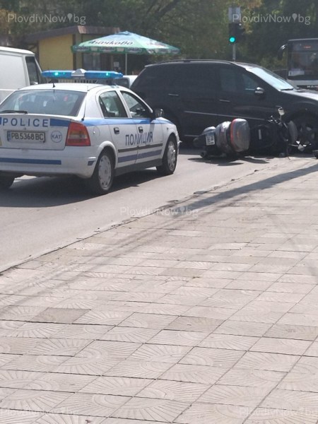 Кола и мотор се удариха на Коматевско шосе, има пострадал водач