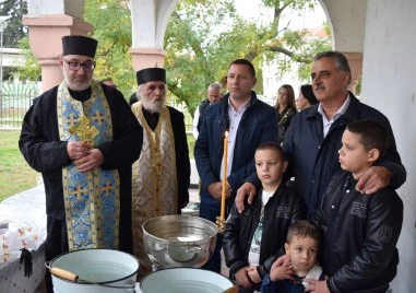 Стотици манолци отбелязаха празника на своя покровител Свети Димитър